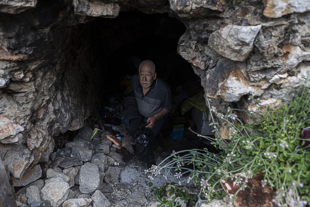 Более 10 лет турецкий пенсионер живет один в пещере. Когда люди пришли к нему, они были удивлены увиденным там
