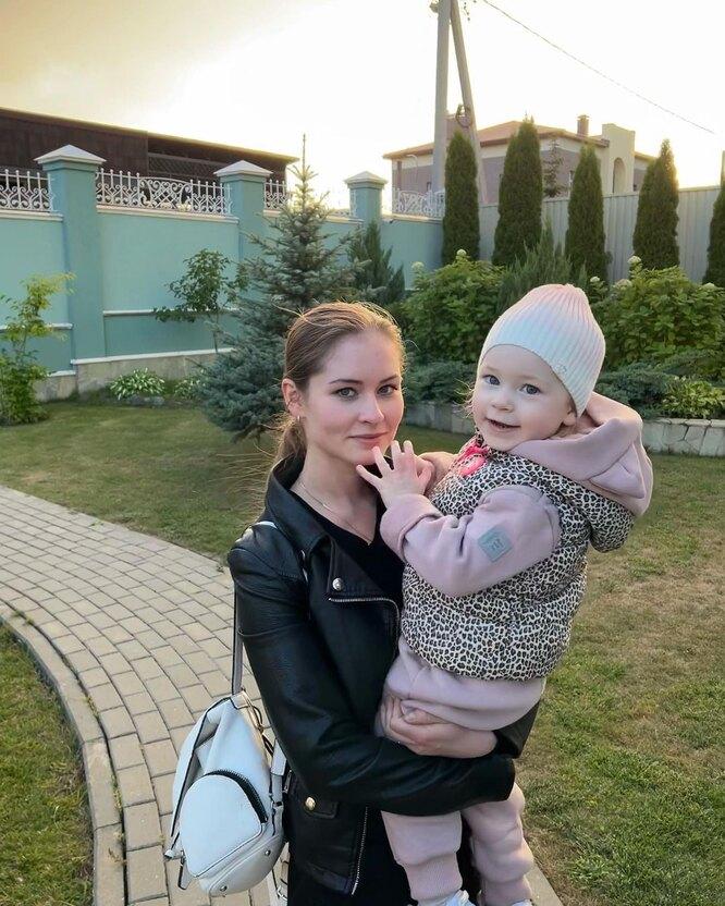 «Так мило: молодая мама с большой дочуркой»: Юлия Липницкая на редких фото с Каталиной