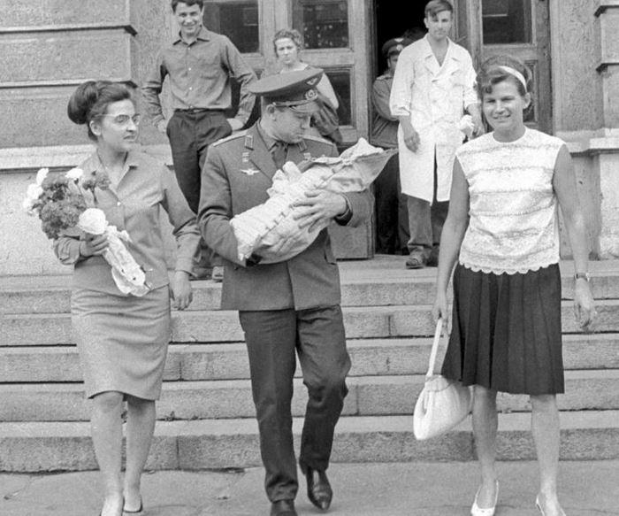 Счастливые молодые родители: архивные фото известных людей при выписки из роддома в СССР