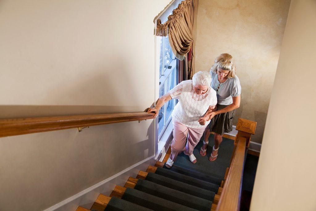Научила пожилую маму, как можно легко подниматься по лестницам без одышки и давления