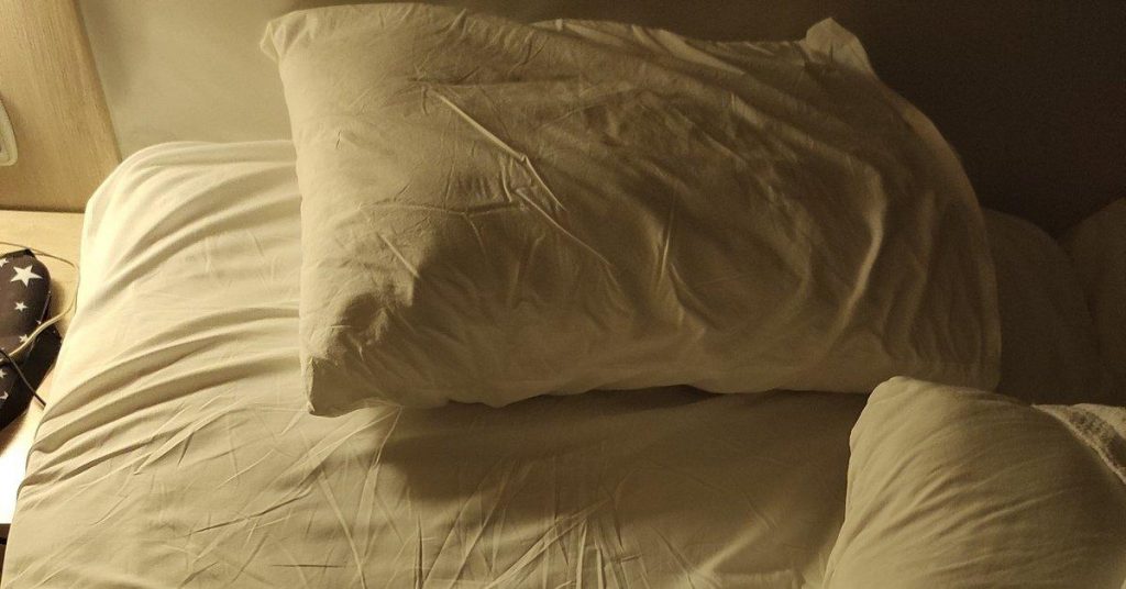 Забытый (а вот и зря) способ освежить любую подушку без стирки и химчистки
