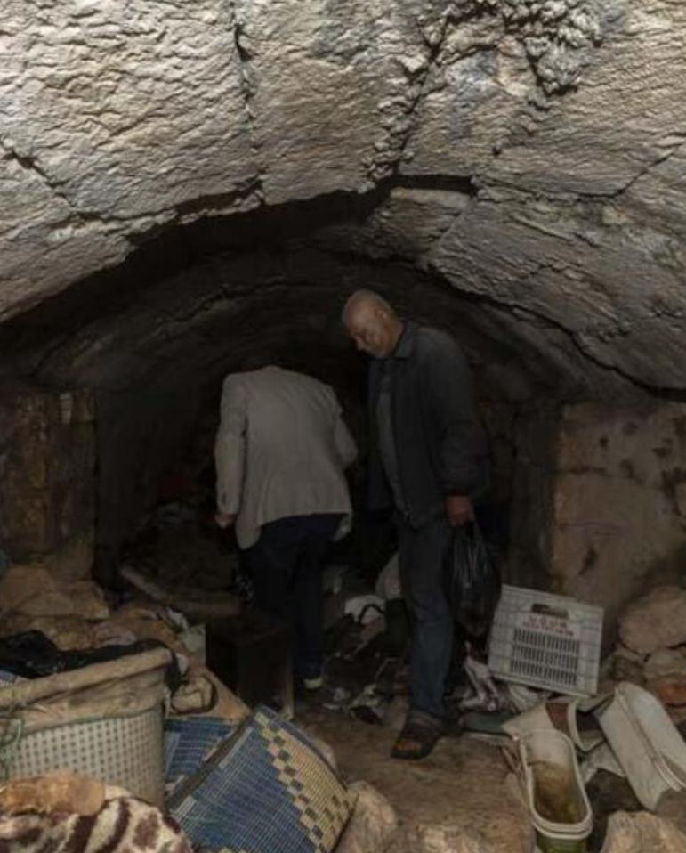 Более 10 лет турецкий пенсионер живет один в пещере. Когда люди пришли к нему, они были удивлены увиденным там
