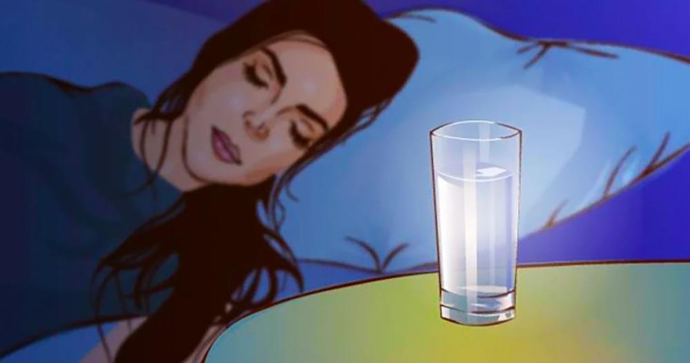 Оставлять стакан воды у кровати на ночь, а уж тем более пить из него — плохая привычка. Ученые подтвердили
