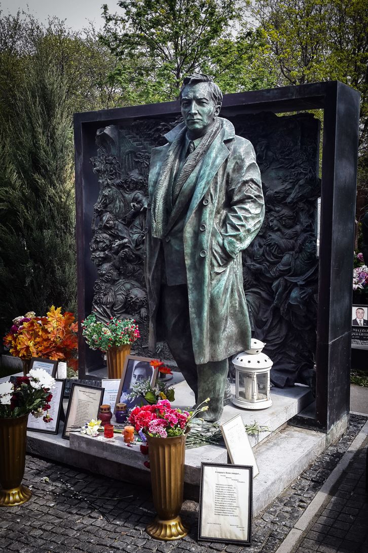 На могиле Тихонова стоит самый дорогой памятник на всем Новодевичьем кладбище Москвы