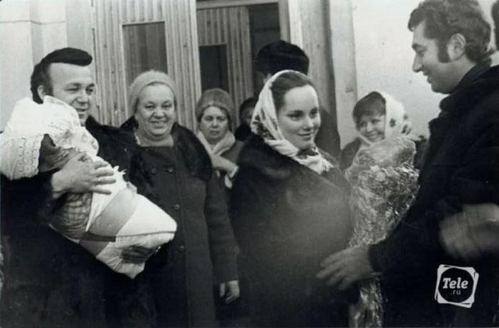 Счастливые молодые родители: архивные фото известных людей при выписки из роддома в СССР