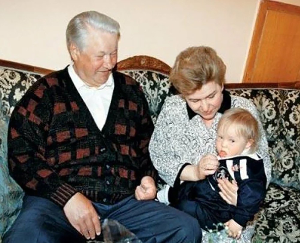 Так вот почему «солнечного» внука Ельцина долго скрывали: теперь 26-летним Глебом гордится вся семья
