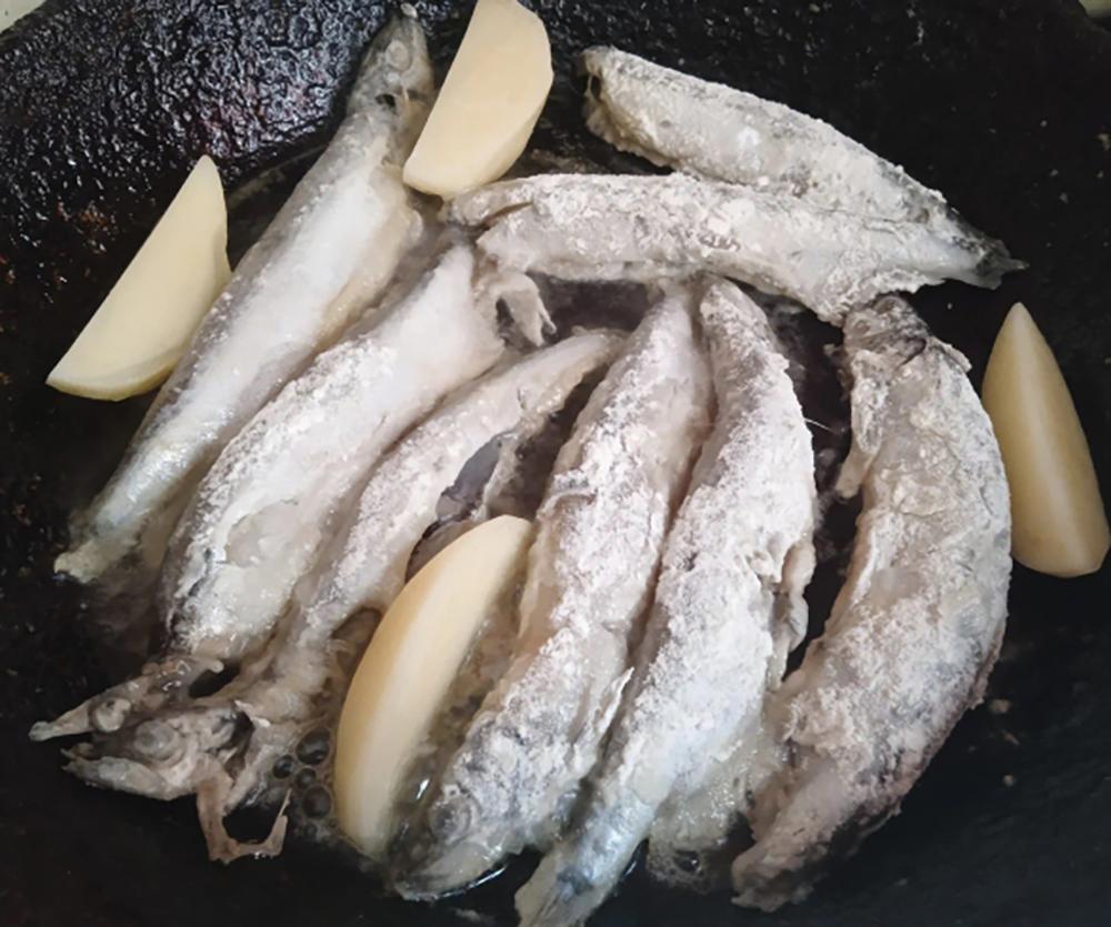 Жена рыбака научила, что стоит добавлять при жарке рыбы, чтобы на кухне не было неприятного запаха