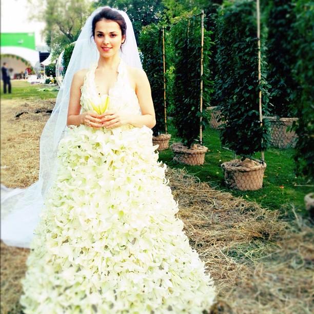Удивление гарантировано! 9 самых нелепых и безвкусных свадебных платьев российских звезд