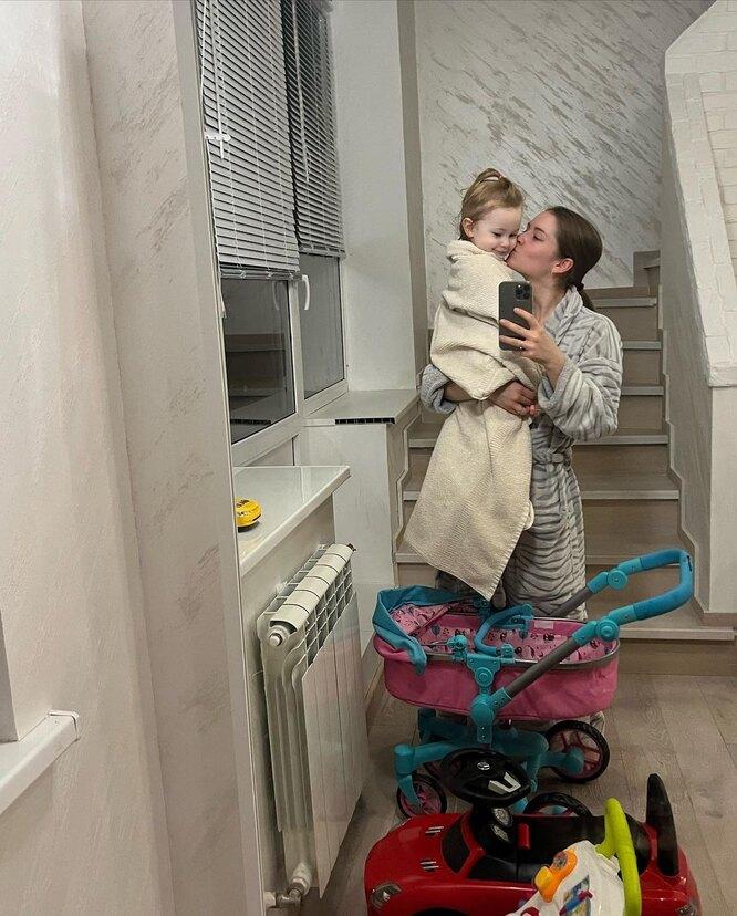 «Так мило: молодая мама с большой дочуркой»: Юлия Липницкая на редких фото с Каталиной