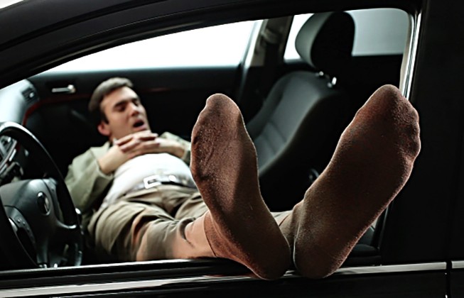 Такое случается не каждый день! Муж заснул в машине и услышал странный диалог жены с гаишником!