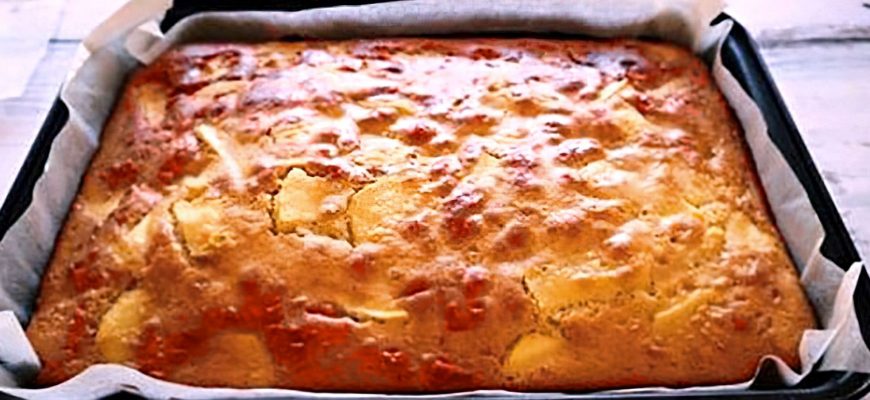 Простой, но очень вкусны рецепт яблочного пирога без дрожжей: быстрое тесто на сметане