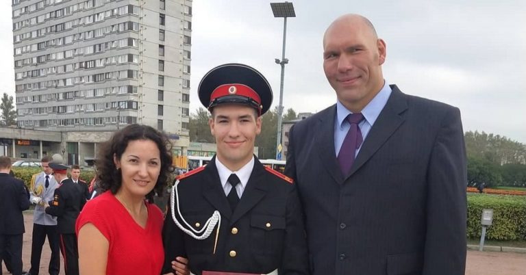 «Совсем маленький на фоне папы»: как выглядит старший сын Николая Валуева