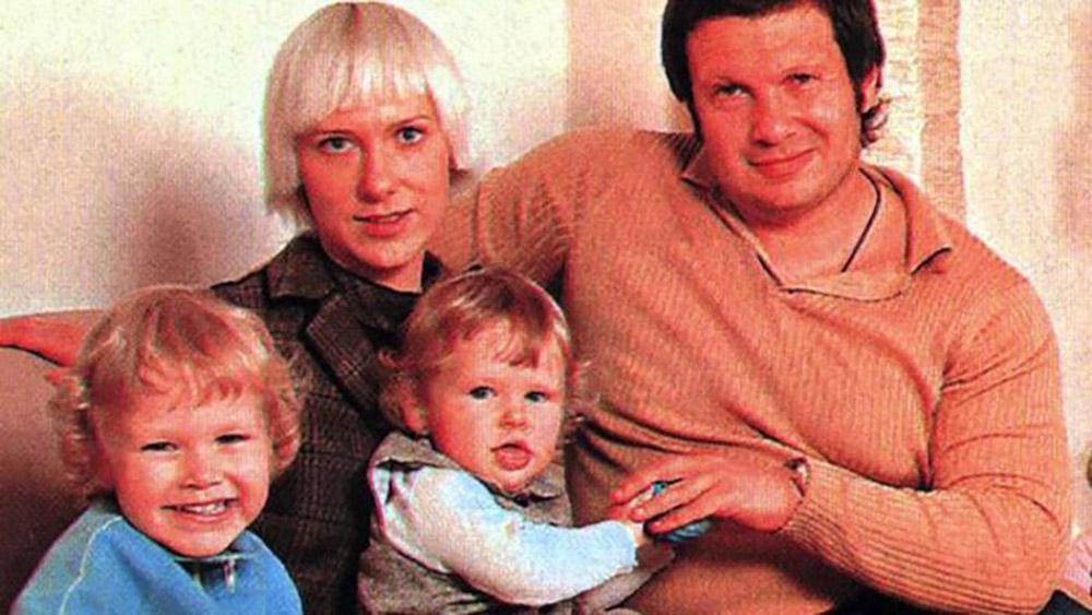Владимир Соловьев и его восемь по-настоящему красивых детей, рожденных от трех женщин с необычной внешностью
