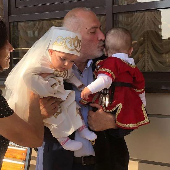 Виталий Калоев, потерявший из-за ошибки авиадиспетчера жену и детей, показал фото подросших близнецов