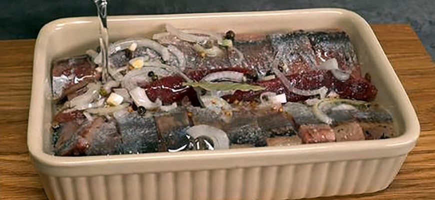 Быстрая засолка селедки за 30 минут: подробный рецепт рыбака с Севера