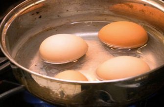 Я добавляю пищевую соду в воду, когда варю яйца: причина проста и гениальна!