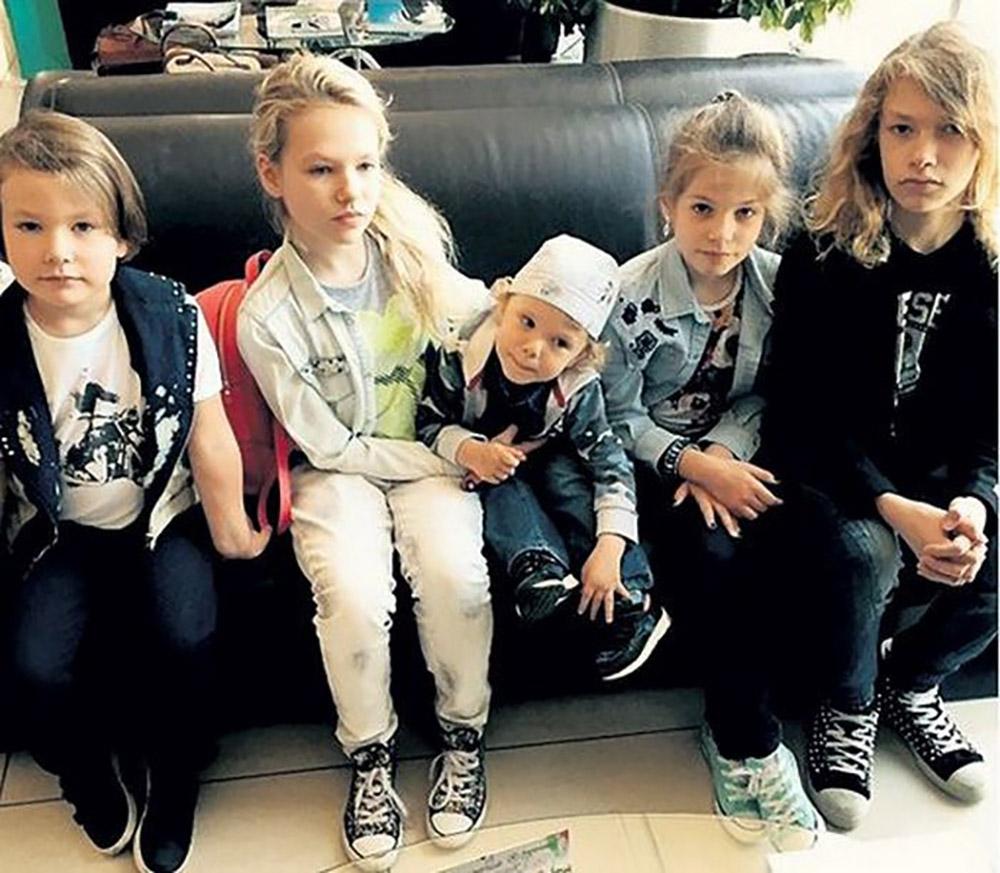 Владимир Соловьев и его восемь по-настоящему красивых детей, рожденных от трех женщин с необычной внешностью