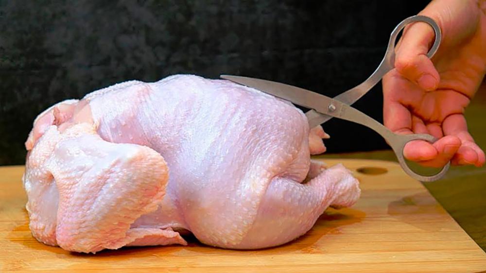 Просто вырезаем курице хребет "особенным" способом – результат поразит всех своей сочностью и вкусом