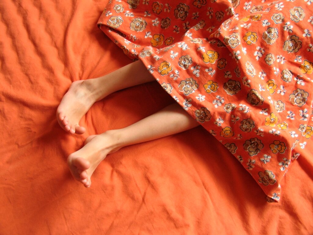 Мыло под подушкой от синдрома усталых ног. Эффективен ли на самом деле «мыльный» метод?