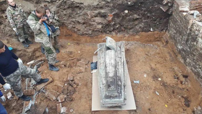 Вот те раз! Во время прокладки труб в Самаре обнаружили склеп с необычным гробом